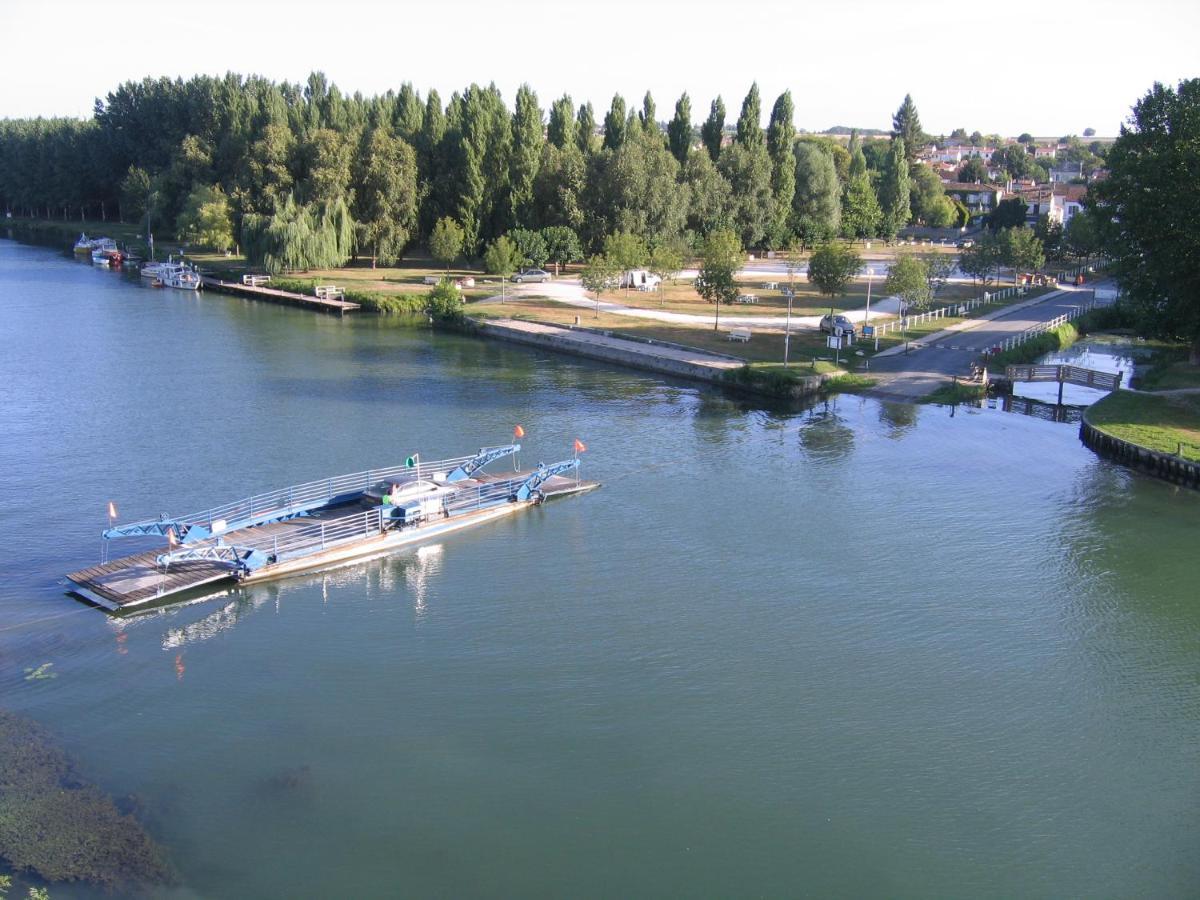 Camping Belle Riviere Chaniers Экстерьер фото